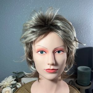 Source Unknown Short Layered Wig in Ash Blonde with Silver Highlights